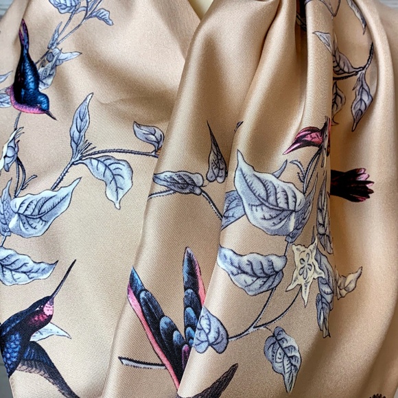 NWT DOLCE & GABBANA Silk Beige Bird Scarf Wrap - Picture 5 of 8